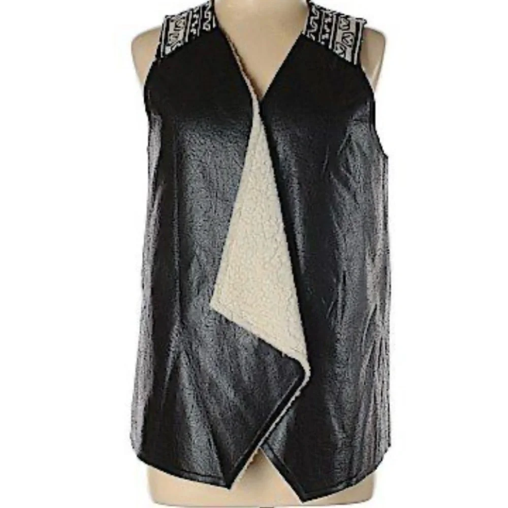 Flying Tomato 100% polyester black faux leather & sherpa vest EUC size‎ small - Picture 3 of 7